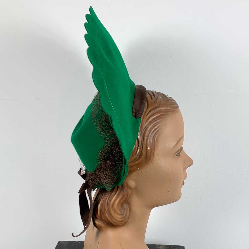 Dramatic 1940s Green Felt Scalloped Halo Hat - image 4