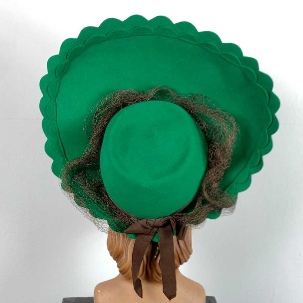 Dramatic 1940s Green Felt Scalloped Halo Hat - image 5