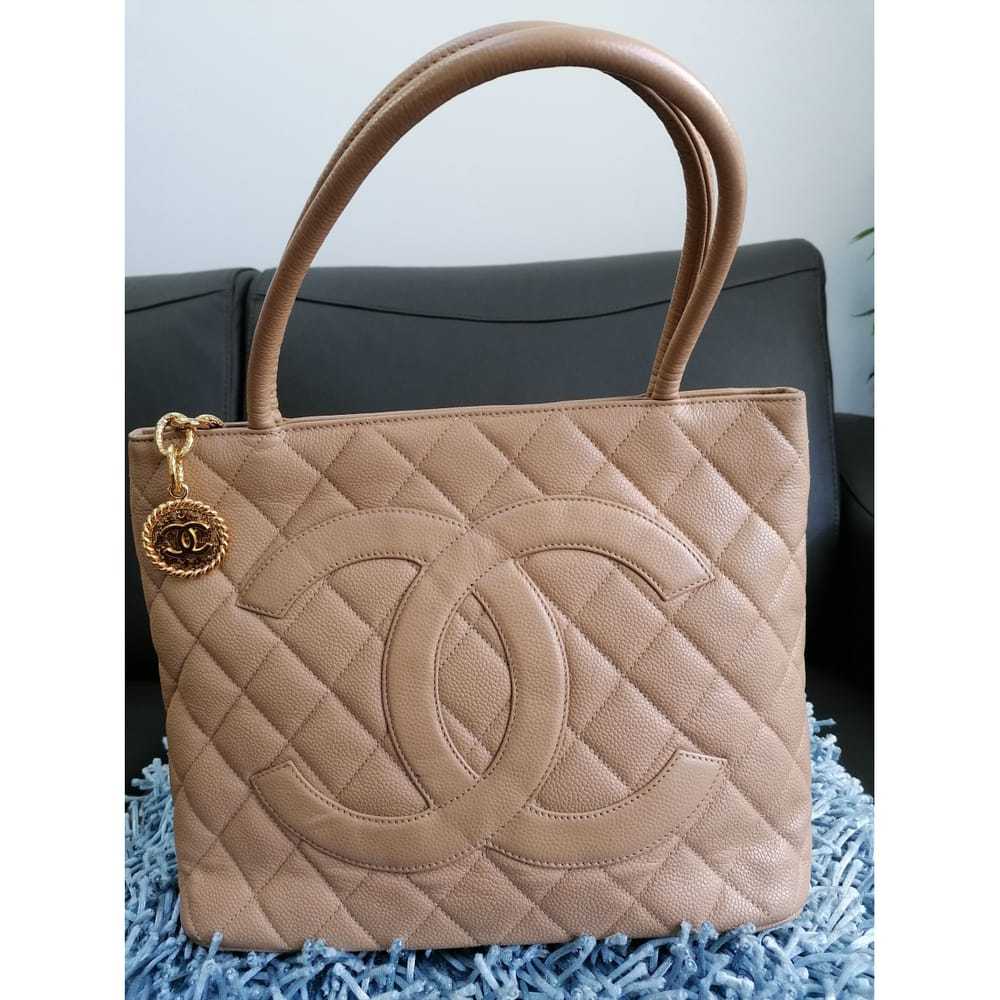 Chanel Médaillon leather handbag - image 9