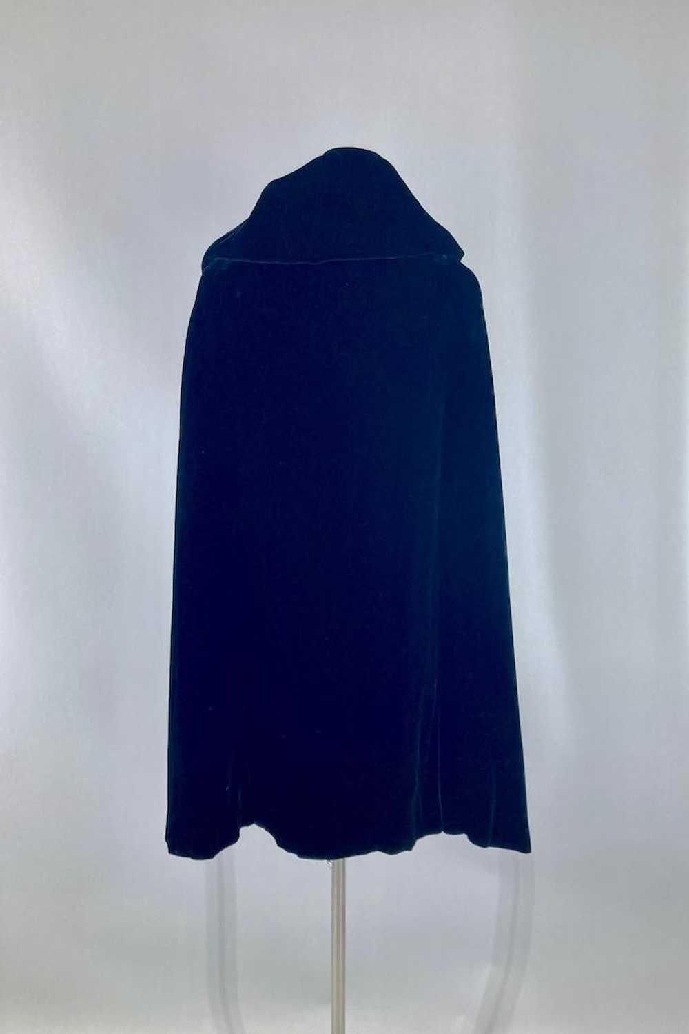 Vintage 1960s Black Velvet Cape - image 4