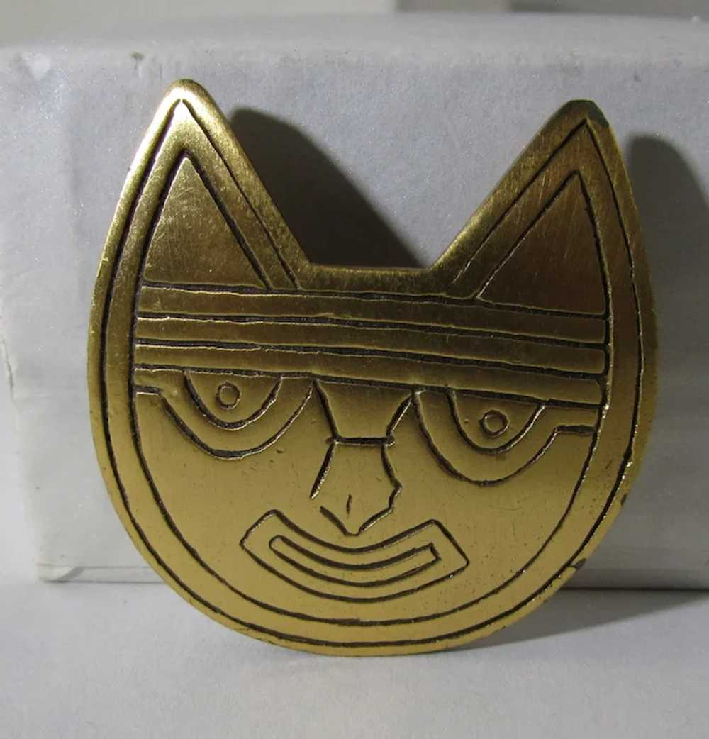 Signed Gold Tone Cat Face Pin Signed LAM - image 4