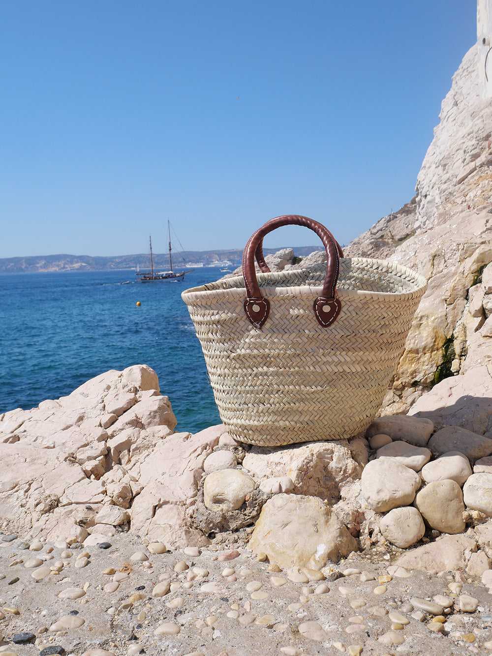 VINTAGE Medium wicker basket with small brown lea… - image 3