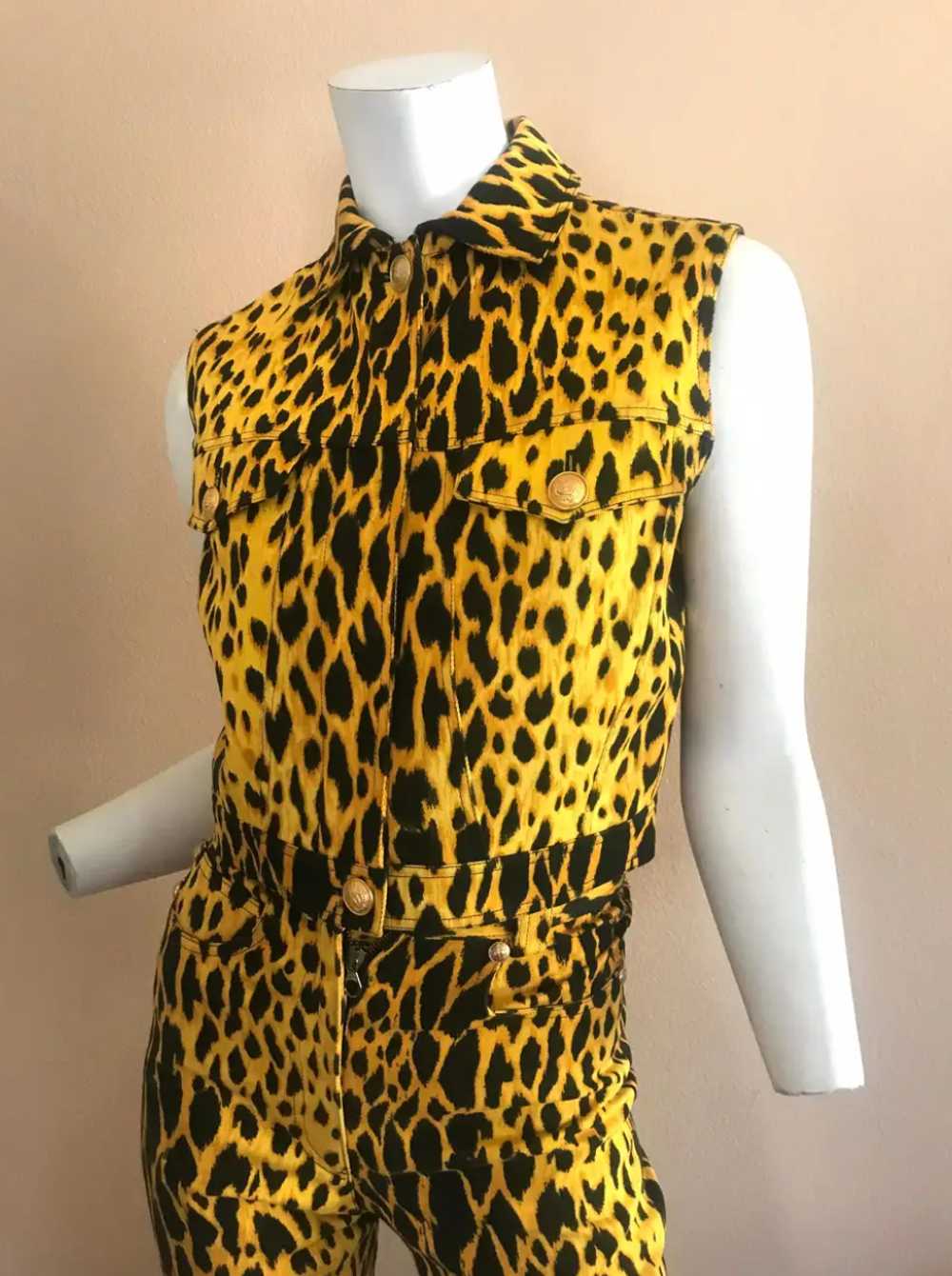 1992 GIANNI VERSACE leopard vest & jeans - image 4