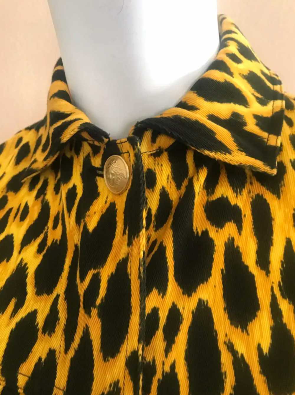 1992 GIANNI VERSACE leopard vest & jeans - image 5