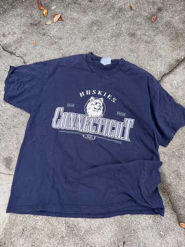 Vintage UCONN t shirt