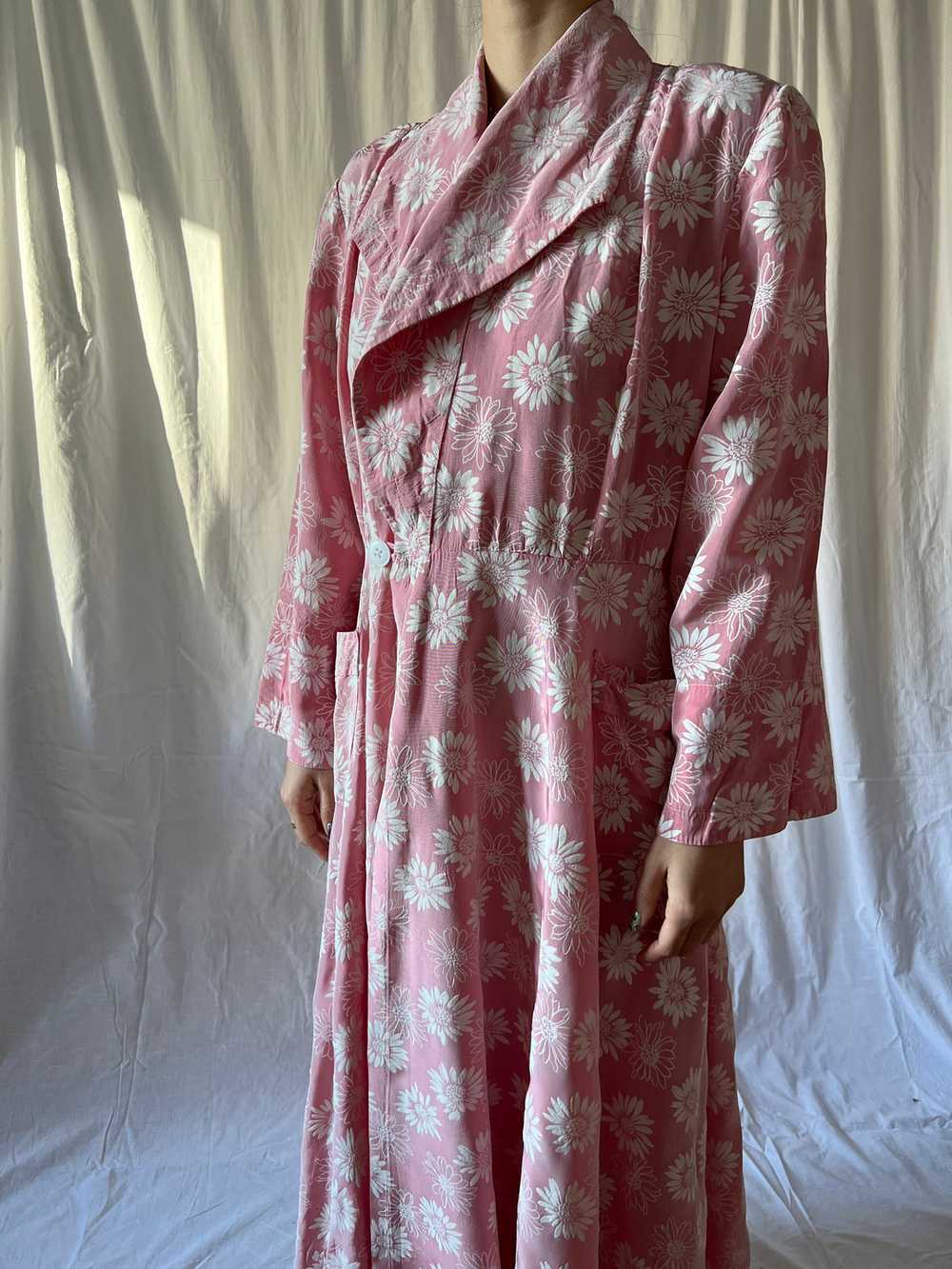 Vintage 1930s pink daisies gown robe - image 10