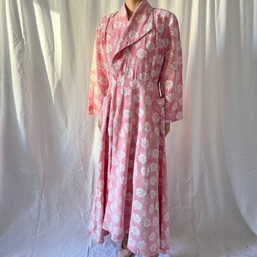 Vintage 1930s pink daisies gown robe - image 1
