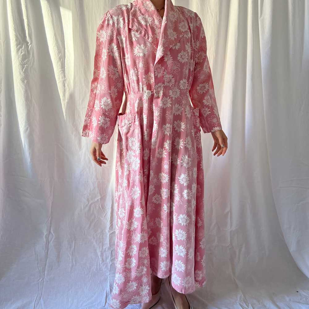 Vintage 1930s pink daisies gown robe - image 2