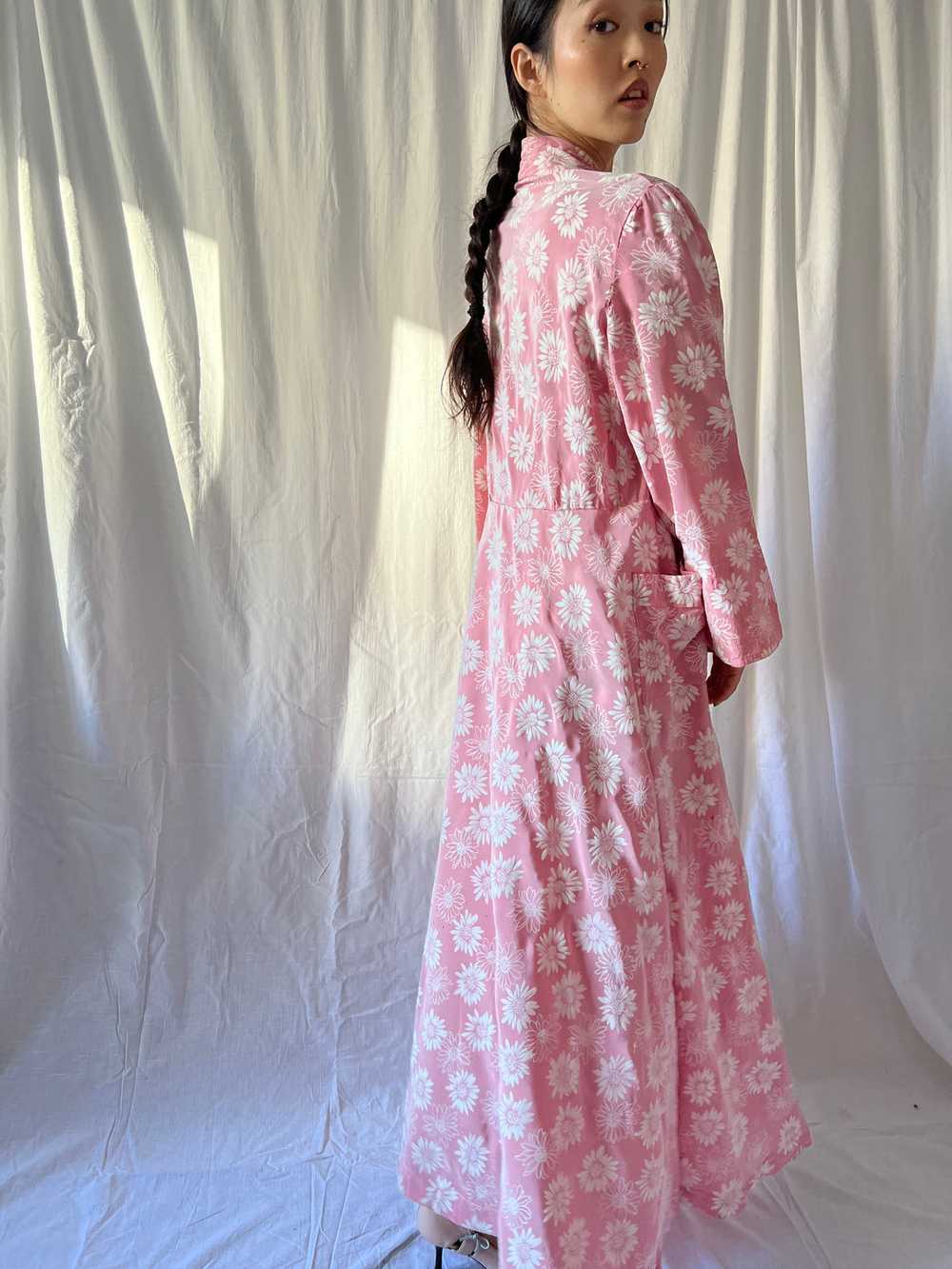 Vintage 1930s pink daisies gown robe - image 3
