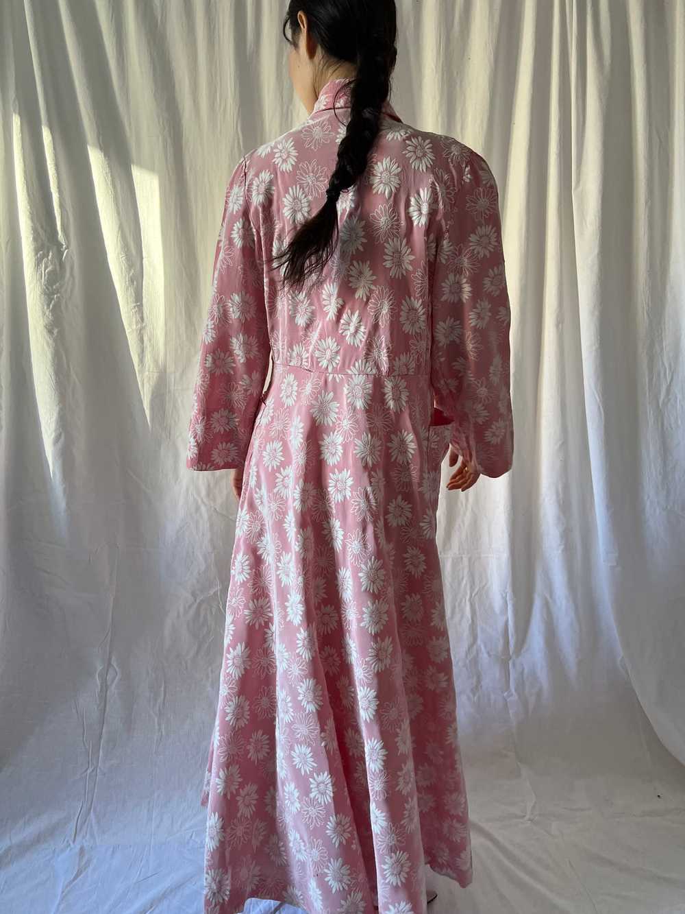 Vintage 1930s pink daisies gown robe - image 5