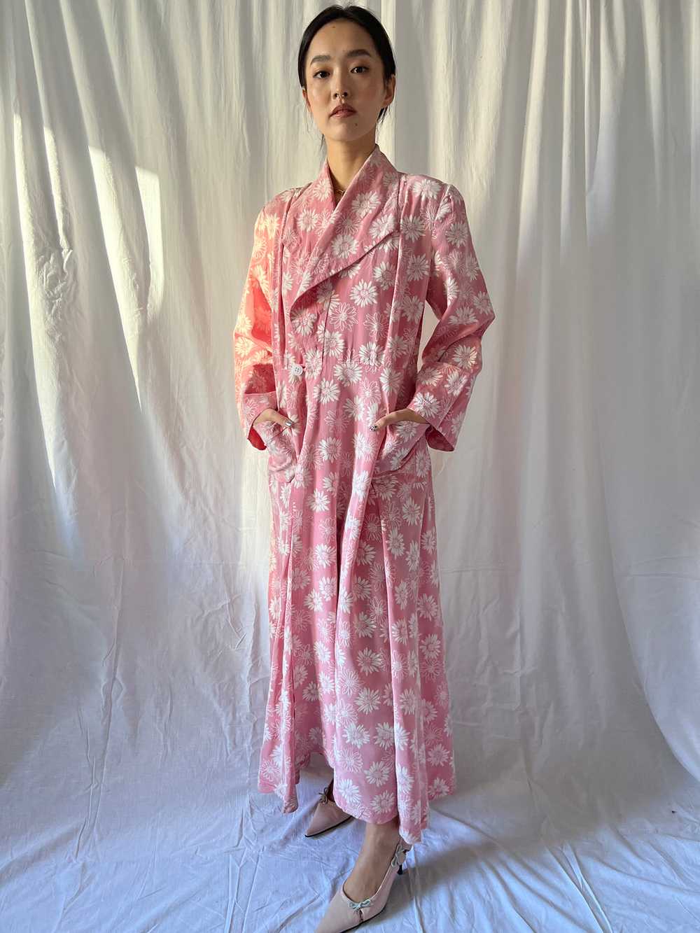 Vintage 1930s pink daisies gown robe - image 9