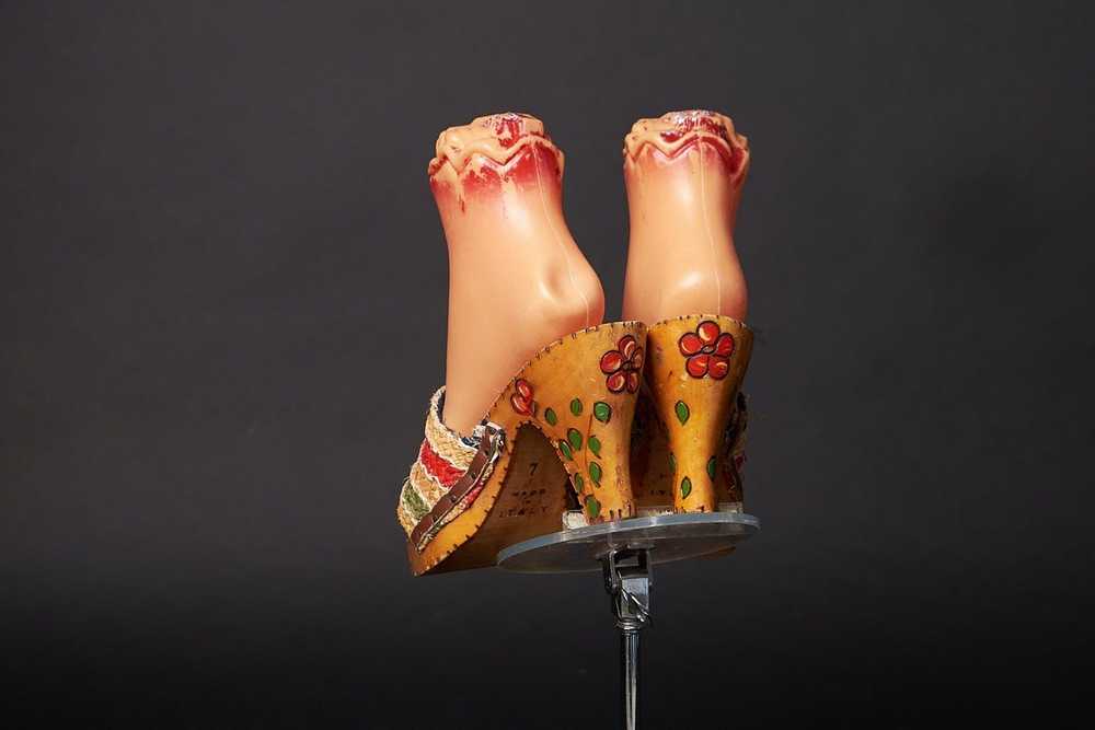 Vintage Vintage 1950s Straw Hand Painted Heels Sh… - image 3