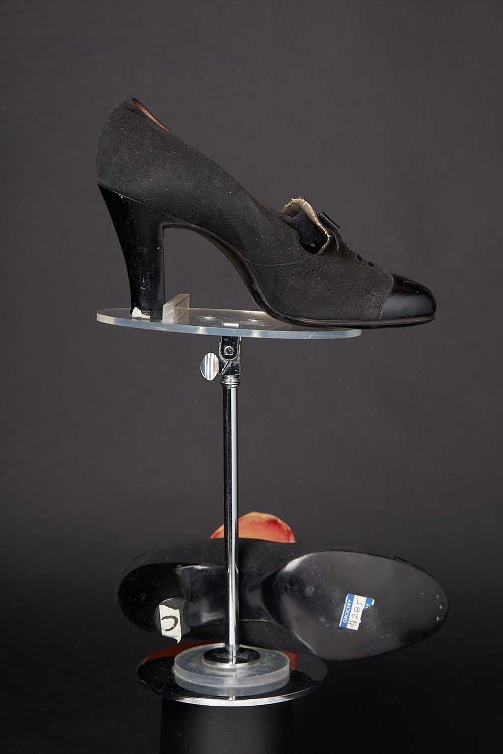 Vintage 1940s Black Suede Tuxedo Pumps Heels Shoes - image 4