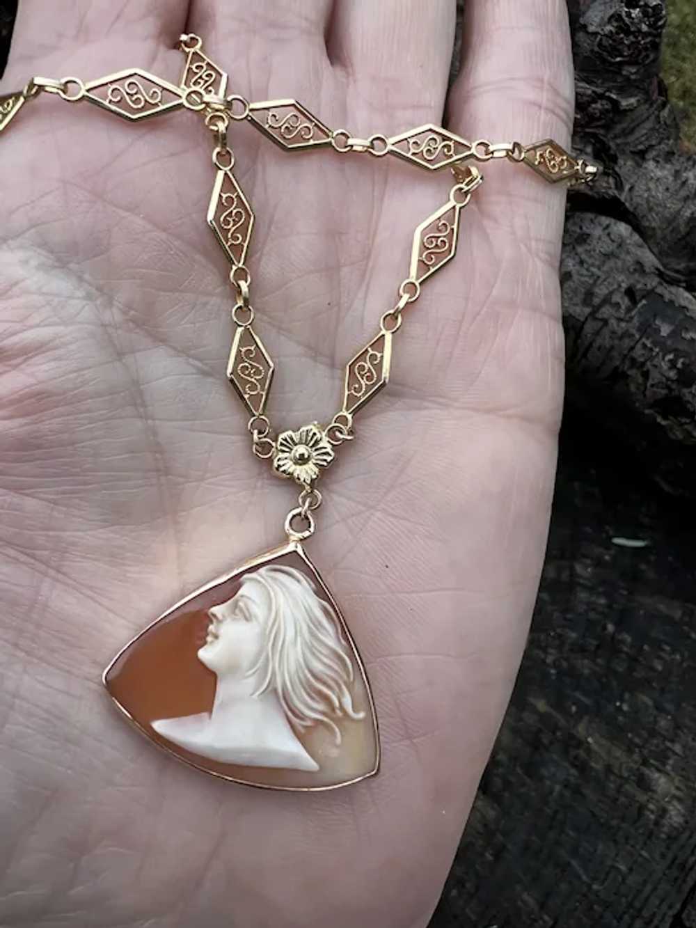 14K Yellow Gold Carved Conch Shell Cameo Pendant - image 5