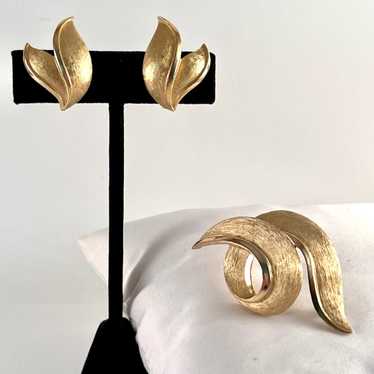 Late 50s/ Early 60s Crown Trifari Brooch & Earrin… - image 1