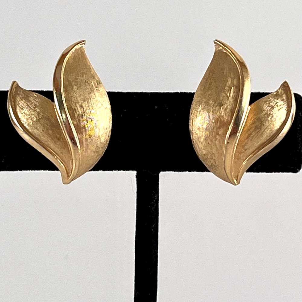 Late 50s/ Early 60s Crown Trifari Brooch & Earrin… - image 8