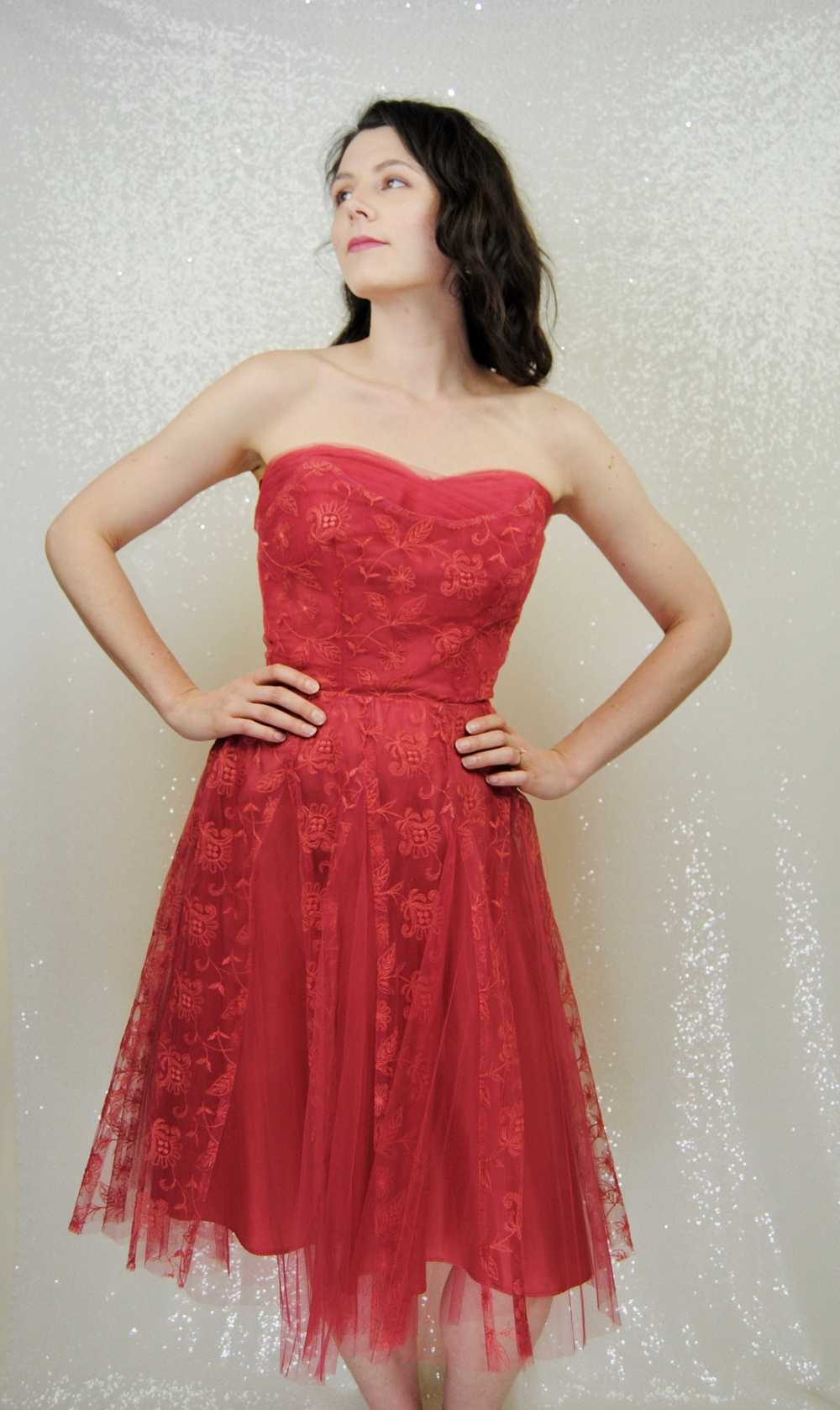 1950s Vintage Red Tulle and Lace Strapless Party … - image 10
