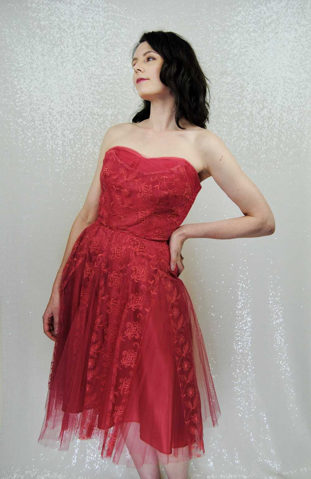 1950s Vintage Red Tulle and Lace Strapless Party … - image 11