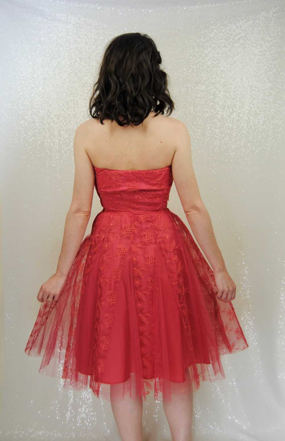1950s Vintage Red Tulle and Lace Strapless Party … - image 12