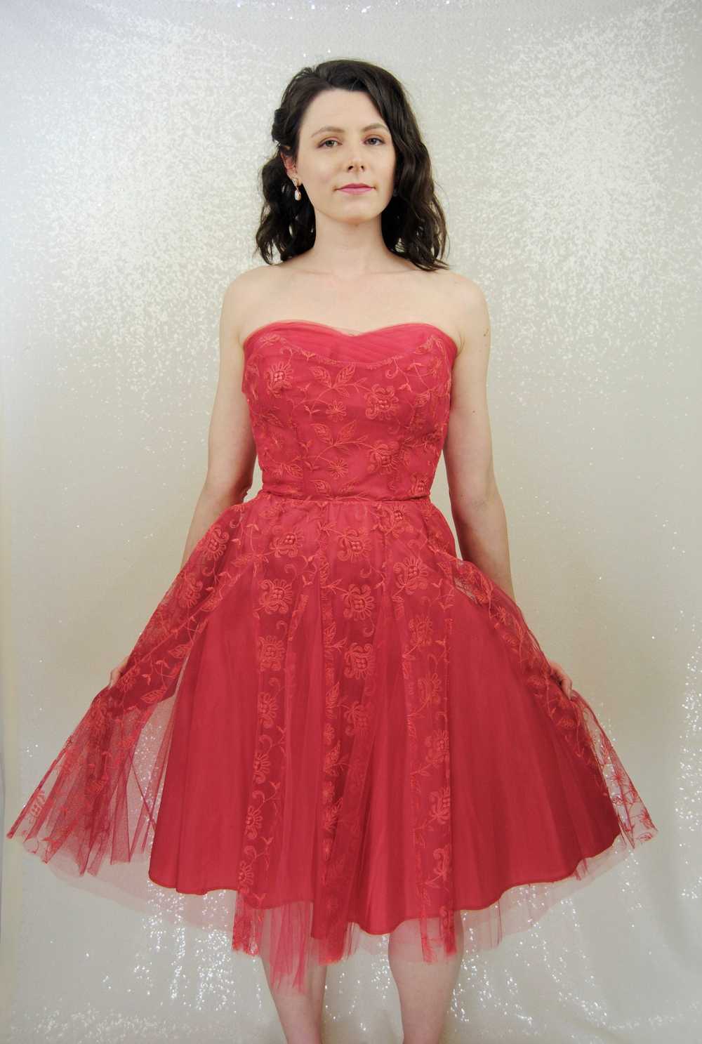 1950s Vintage Red Tulle and Lace Strapless Party … - image 2