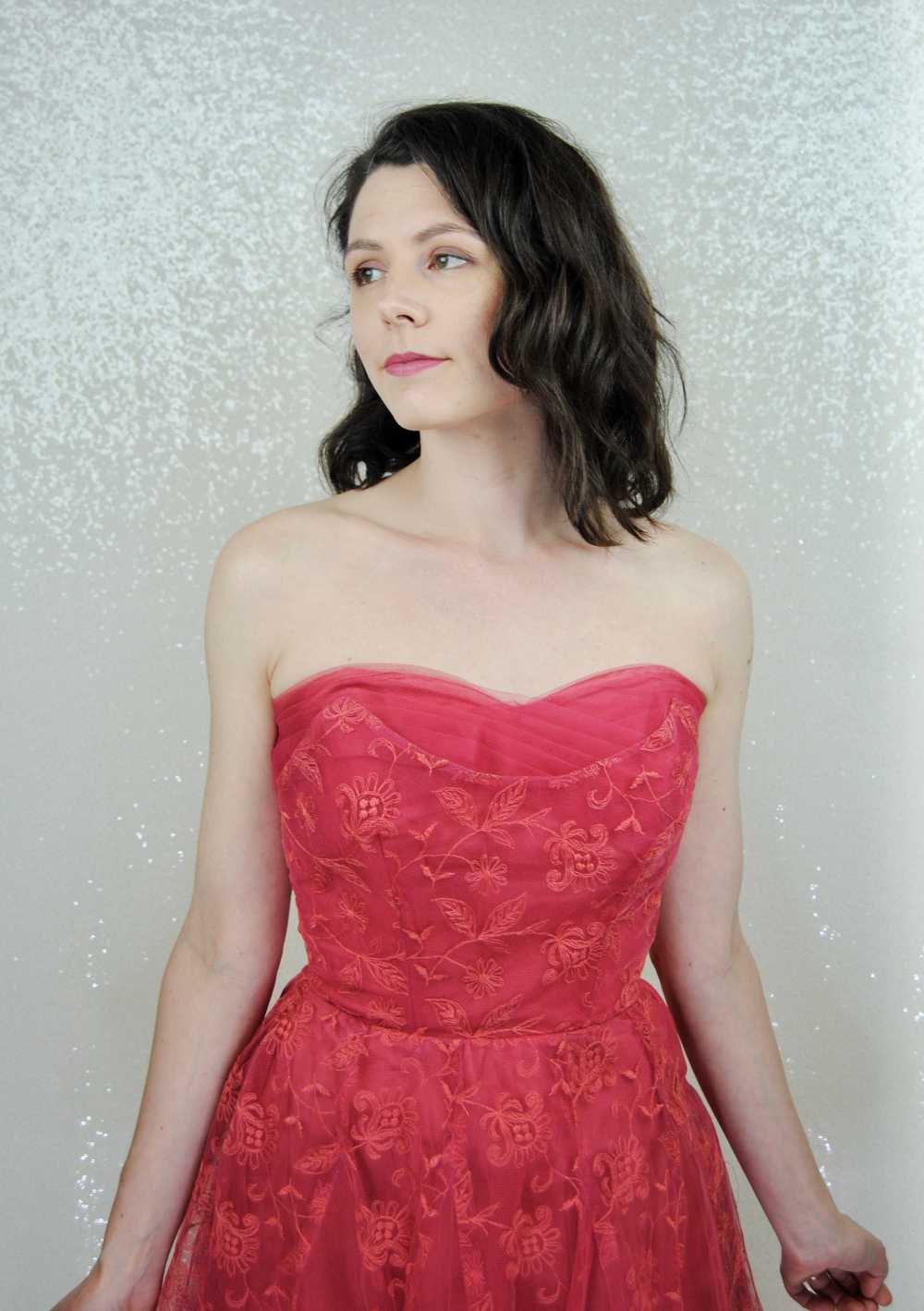 1950s Vintage Red Tulle and Lace Strapless Party … - image 8