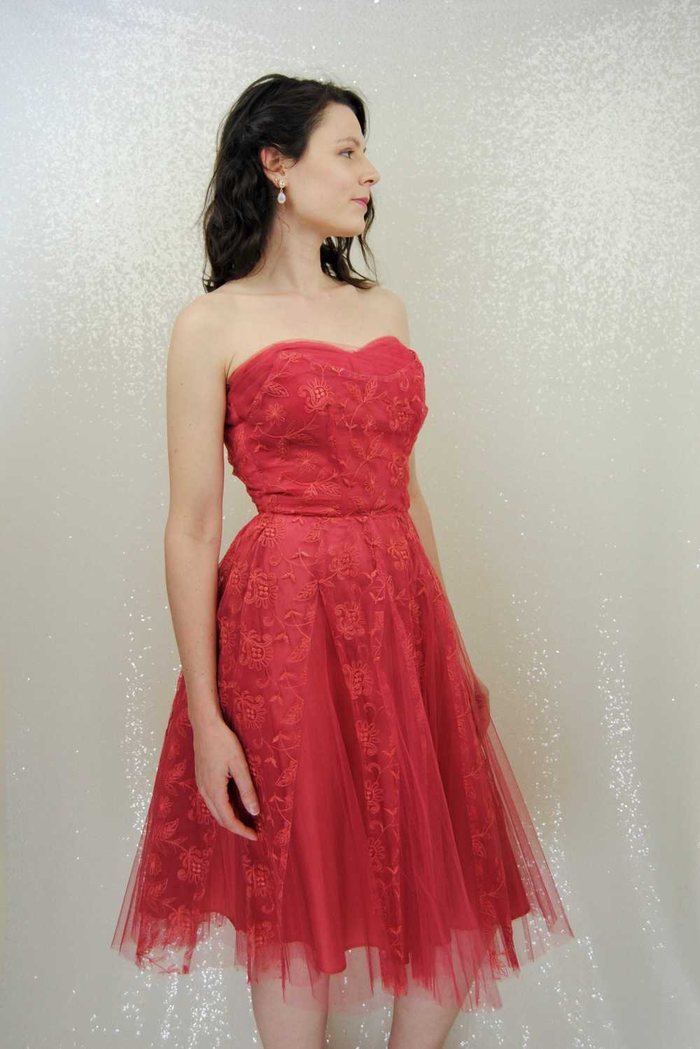 1950s Vintage Red Tulle and Lace Strapless Party … - image 9