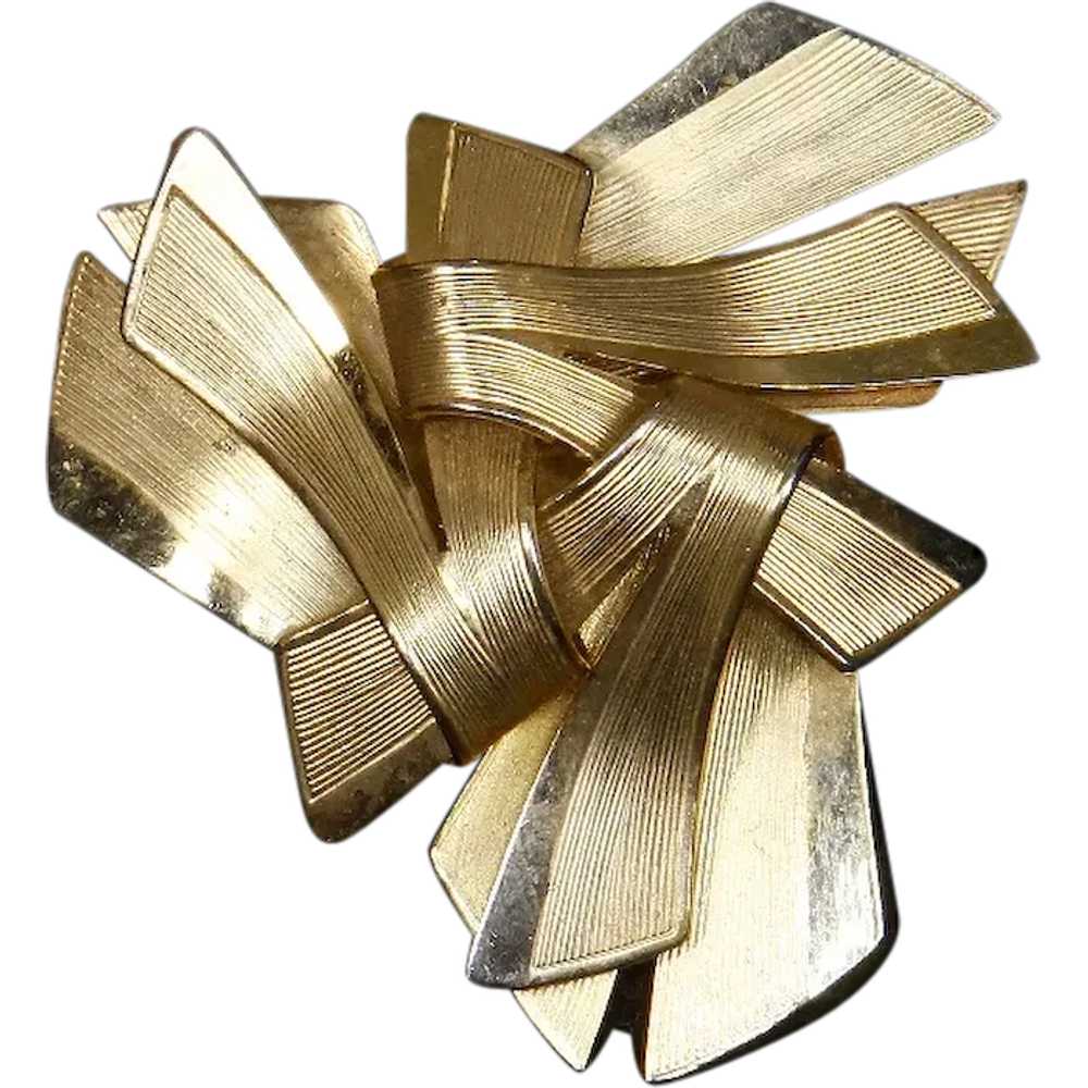 Coro Sculptural Ribbon Brooch – early 1950s – Peg… - image 1