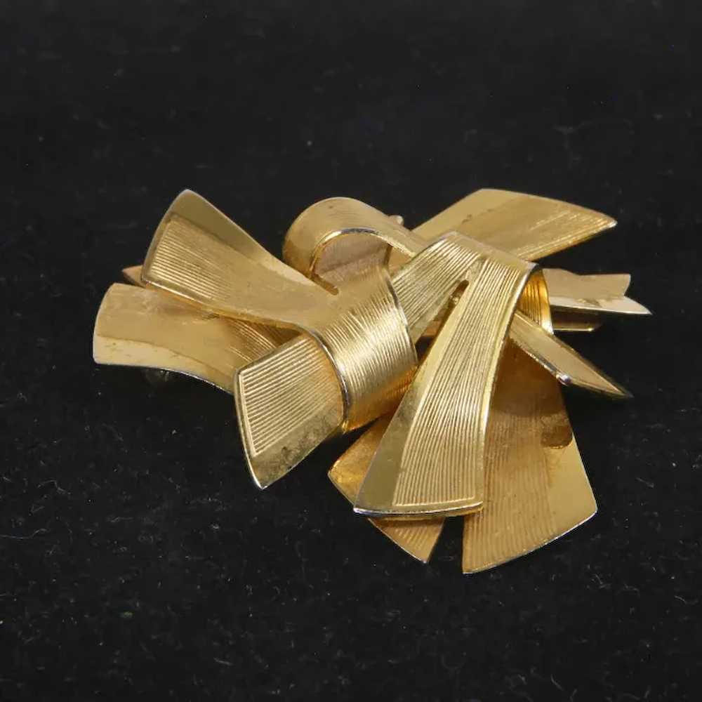 Coro Sculptural Ribbon Brooch – early 1950s – Peg… - image 2