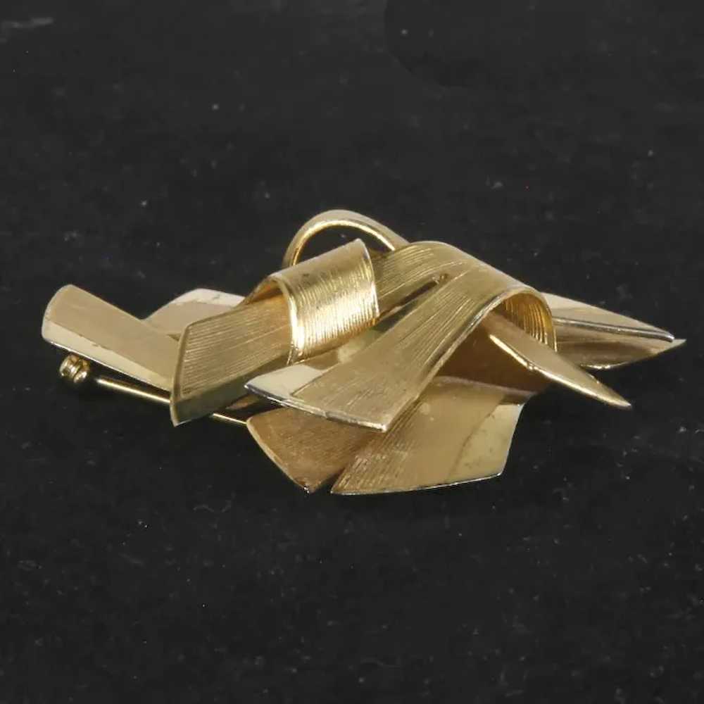 Coro Sculptural Ribbon Brooch – early 1950s – Peg… - image 3