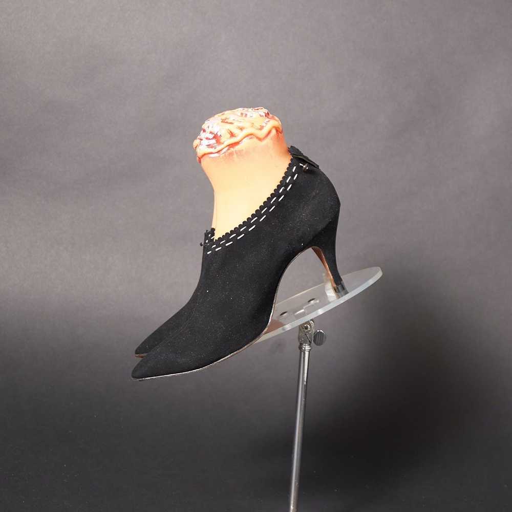 Vintage 1970s Black Suede Pumps Heels Shoes - image 2