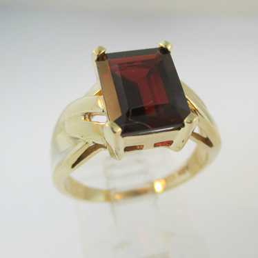 10k Yellow Gold Garnet Fashion Ring Size 8 - image 1