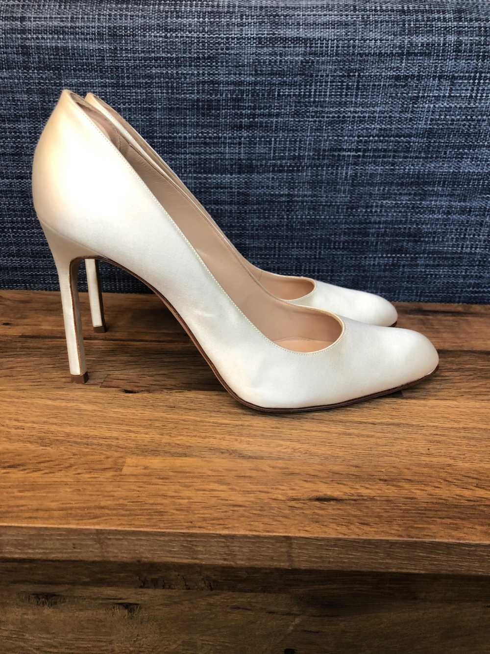 Manolo Blahnik Ivory satin heeled pumps - image 2