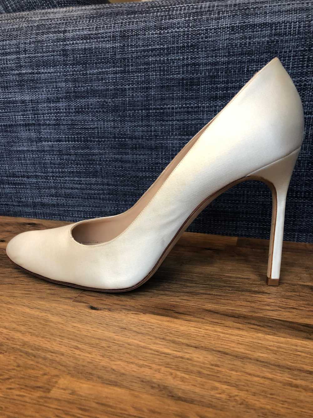 Manolo Blahnik Ivory satin heeled pumps - image 3