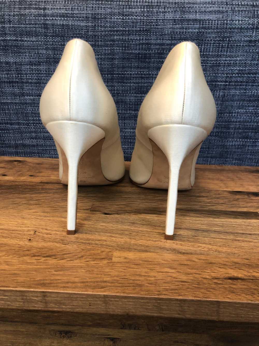 Manolo Blahnik Ivory satin heeled pumps - image 4