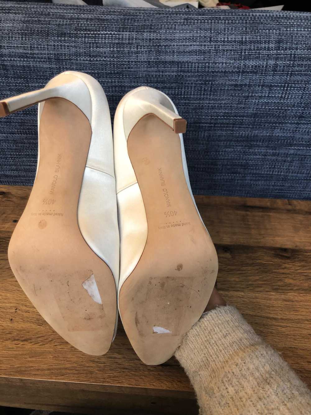 Manolo Blahnik Ivory satin heeled pumps - image 5