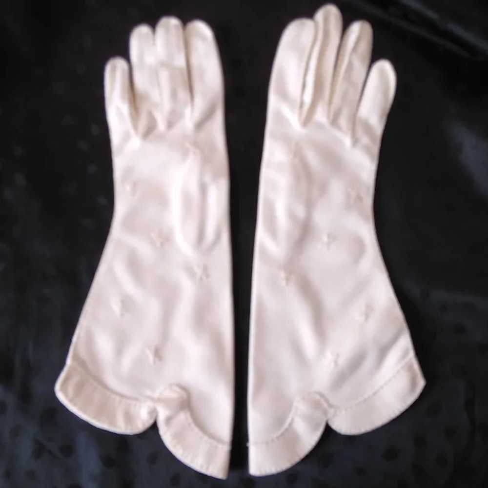 Vintage White Cotton Gloves with Embroidered Desi… - image 2
