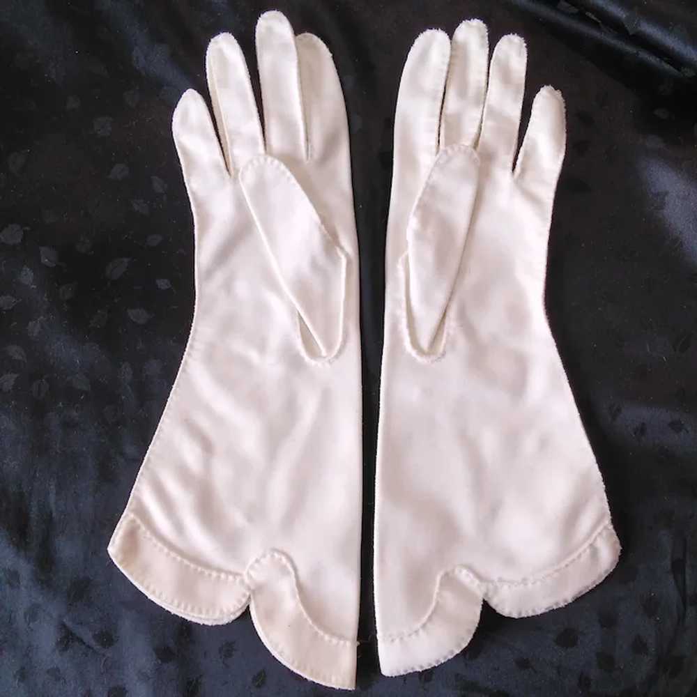 Vintage White Cotton Gloves with Embroidered Desi… - image 3