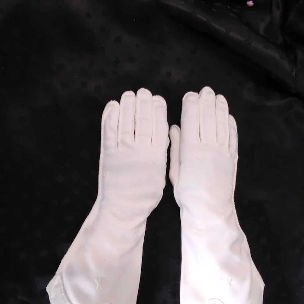 Vintage White Cotton Gloves with Embroidered Desi… - image 4