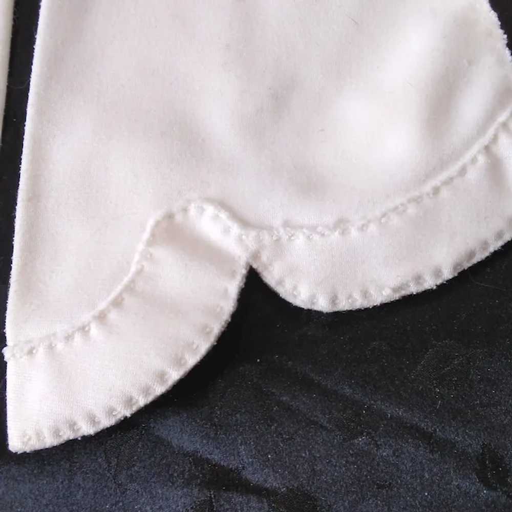 Vintage White Cotton Gloves with Embroidered Desi… - image 8