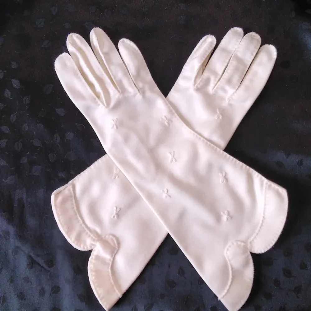 Vintage White Cotton Gloves with Embroidered Desi… - image 9