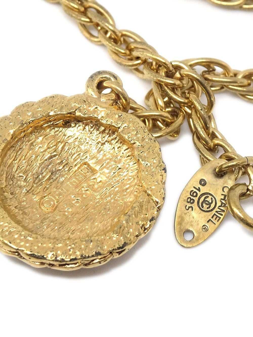 CHANEL Pre-Owned 1985 CC medallion chain necklace… - image 3