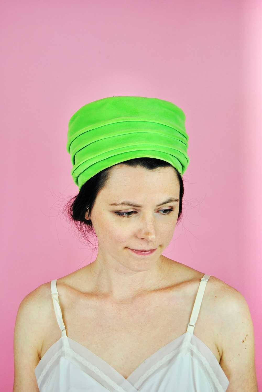 1960s Vintage Bright Lime Green Velveteen Hat - image 1