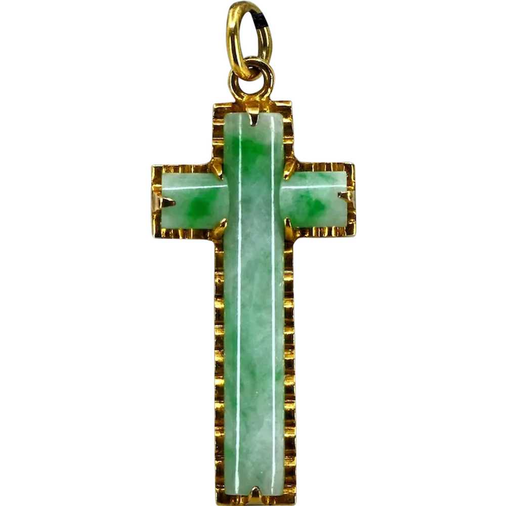 Vintage green jade pendant on 14 carat solid gold… - image 1