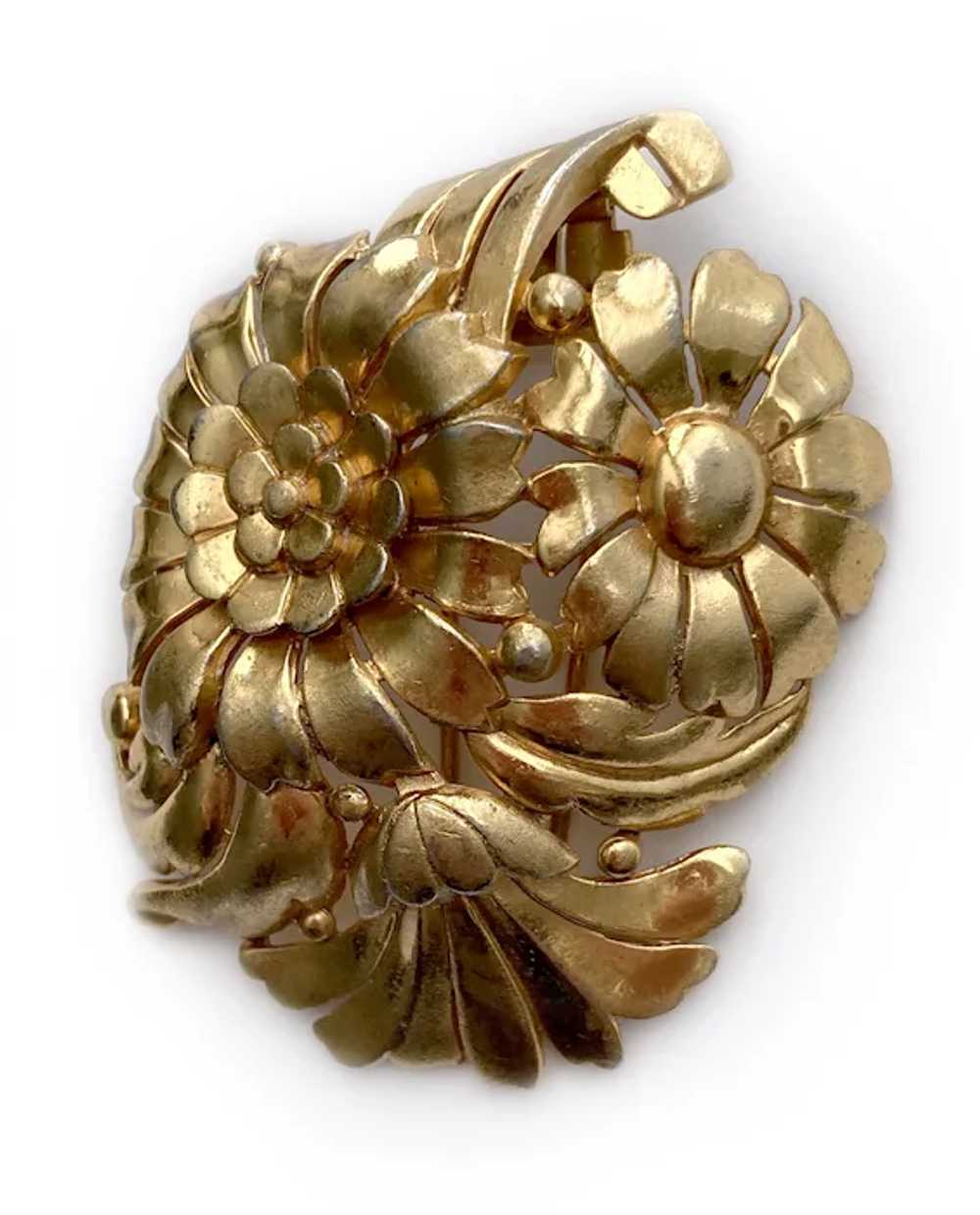 Trifari Golden Bell Flower Fur Clip, 1940s - image 3