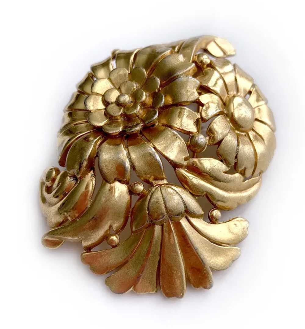 Trifari Golden Bell Flower Fur Clip, 1940s - image 4
