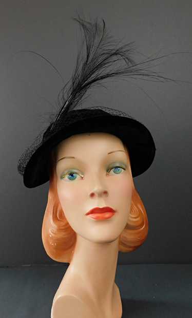 Vintage 1940s Dramatic Black Velvet Hat with Feath