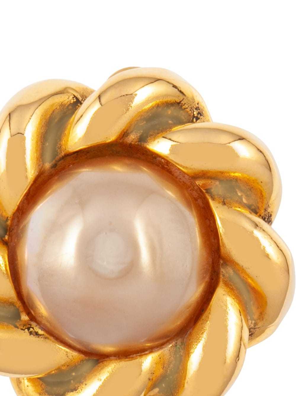 CHANEL Pre-Owned 1980s twist-detail pearl-embelli… - image 2