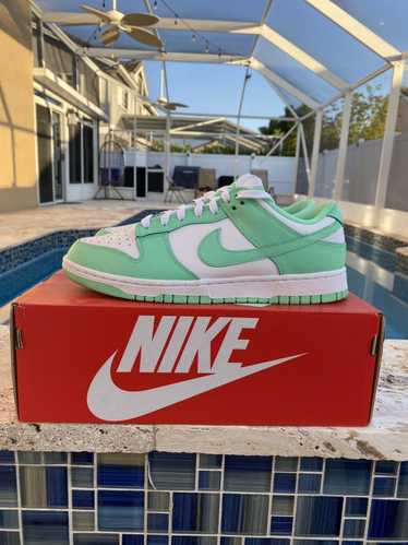 Nike 2021 Wmns Dunk Low 'Green Glow'