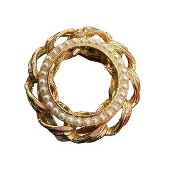 The Unbranded Brand Gold Toned Wreath Scarf Holder