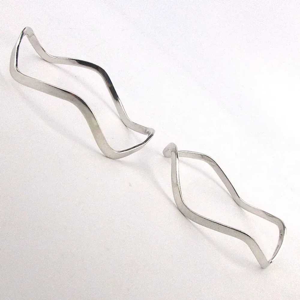 Pair Mexican Sterling Silver Wavy Wiggling Bangle… - image 6